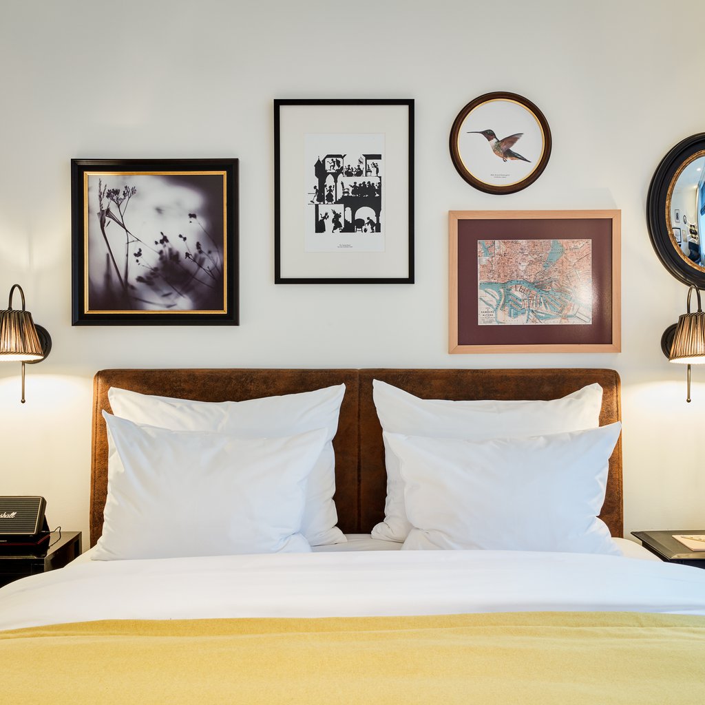 sir-nikolai-rooms-deluxe-2.jpg